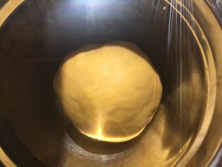 双色玫瑰花面包,将黄色面团放入容器内，盖保鲜膜室温发酵，我家里的室温有28度，发酵了45分钟