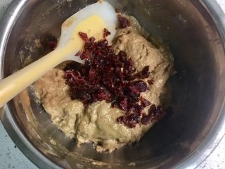 蔓越莓红糖发糕,再倒入蔓越莓干，拌匀，至无面粉颗粒。