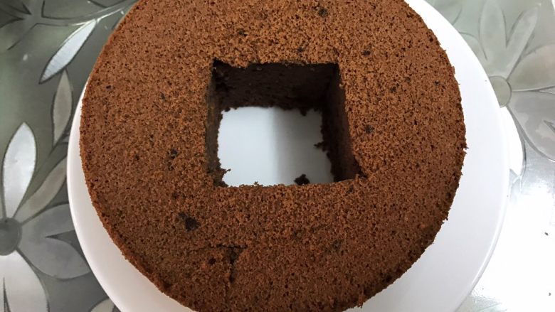 脏脏爆浆蛋糕,中间挖一个洞，把挖出的蛋糕分成三片