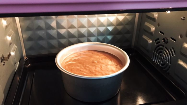 脏脏爆浆蛋糕,放入预热好的烤箱下层140度上下火烤45分钟左右