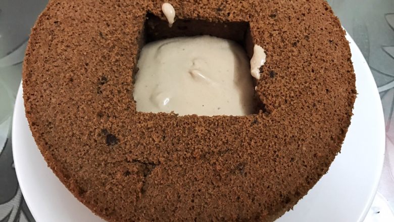 脏脏爆浆蛋糕,舀入两勺奶油在蛋糕洞里