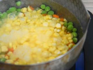 金灿灿绿油油，小朋友们的最爱,豌豆、玉米粒、胡萝卜丁一起焯水2分钟，捞起控水备用。