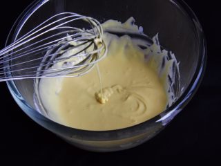 无油酸奶蛋糕+水浴法,翻拌均匀，蛋黄糊浓稠可以流动。