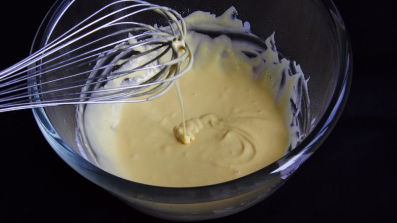 无油酸奶蛋糕+水浴法,翻拌均匀，蛋黄糊浓稠可以流动。