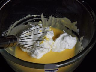 无油酸奶蛋糕+水浴法,取三分之一的蛋白进蛋黄糊中，翻拌均匀，两种颜色合一。