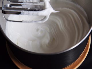 无油酸奶蛋糕+水浴法,蛋白已经浓稠，光滑细腻，打蛋头上有直立的小尖峰，做酸奶蛋糕可以了，这种蛋白做戚风蛋糕还不行，还要继续搅打。