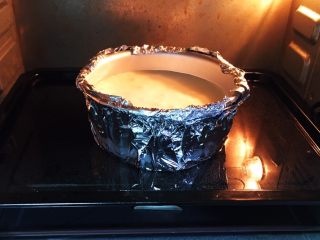 无油酸奶蛋糕+水浴法,烤箱预热，烤盘中放入热水，温度150度，时间60分钟。
