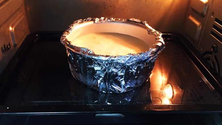 无油酸奶蛋糕+水浴法,烤箱预热，烤盘中放入热水，温度150度，时间60分钟。
