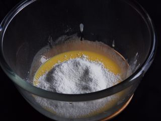 无油酸奶蛋糕+水浴法,过筛低筋粉。