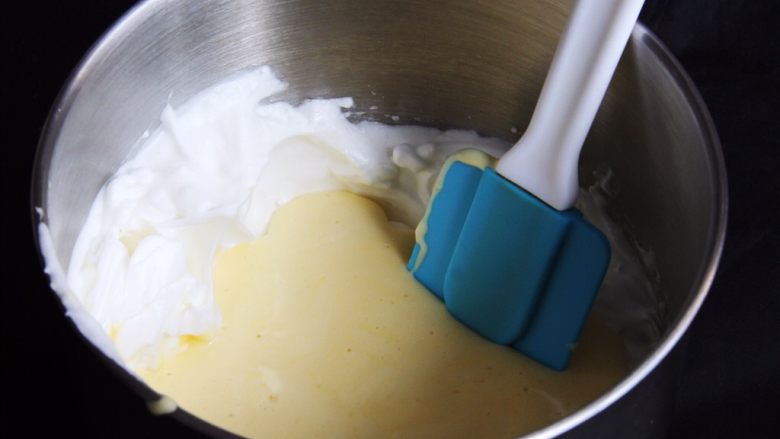 无油酸奶蛋糕+水浴法,将翻拌均匀的蛋糕糊倒回蛋白中，继续翻拌均匀。