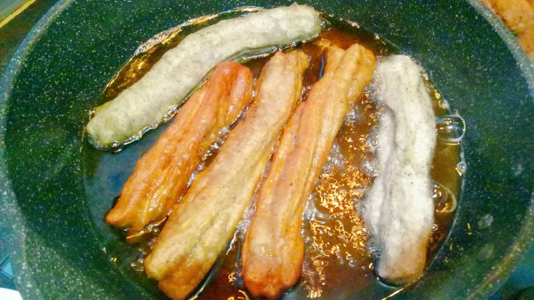 黑米面油条,放油锅中炸至两面金黄（中大火）中间筷子不停地翻面，以免上色过度。
