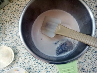 香芋西米奶茶,加热奶锅，用刮刀不停搅拌