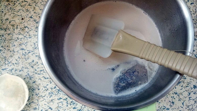 香芋西米奶茶,加热奶锅，用刮刀不停搅拌