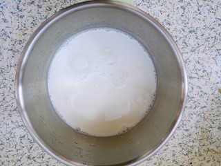 香芋西米奶茶,然后煮奶茶，先把牛奶倒入到奶锅里