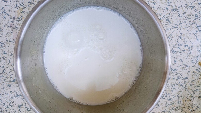 香芋西米奶茶,然后煮奶茶，先把牛奶倒入到奶锅里