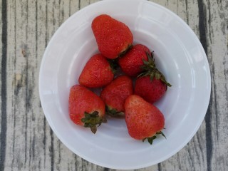 黄油草莓土司,先把草莓洗干净