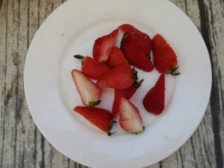 黄油草莓土司,把草莓切块