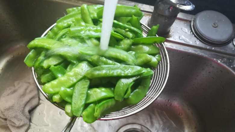 #下酒菜#绿油油的腊肉炒豌豆荚,水龙头冷水冲一下，这样会更绿，好看