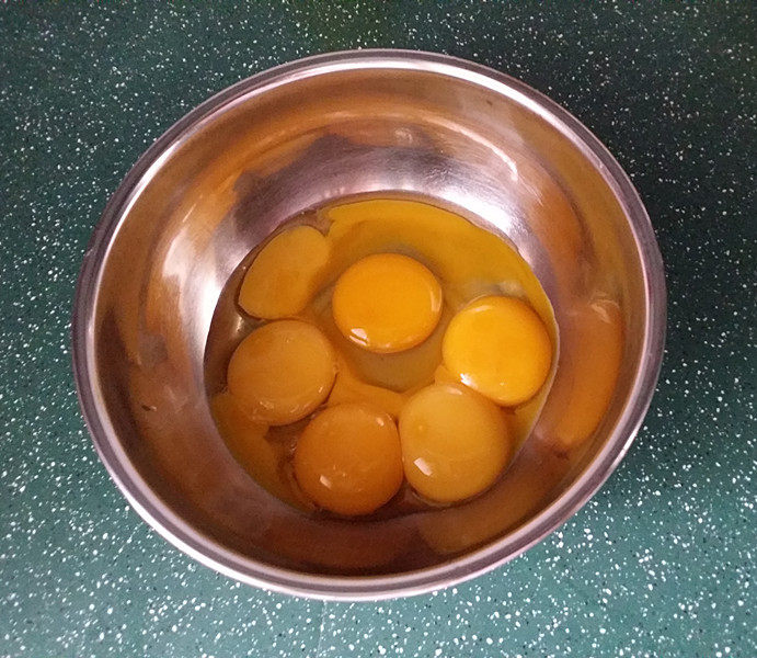 会做瑜伽的古法蛋糕（植物油版）,先取5个<a style='color:red;display:inline-block;' href='/shicai/ 9'>鸡蛋</a>：将蛋清、蛋黄分离至2个盆中，再将剩余的1个全蛋打入蛋黄盆中；装蛋清的盆较大不好一起合拍，同时装蛋清的容器必须为：无油无水的干净容器