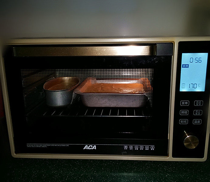 会做瑜伽的古法蛋糕（植物油版）,送入提前预热好的烤箱中层：170度上下火、用隔水水浴法：即将烤箱自带黑烤盘加适量清水放至最下层