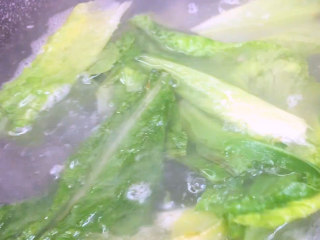红油抄手,开水汤一些青菜，我用的四川人吃面食常搭配的莴笋叶