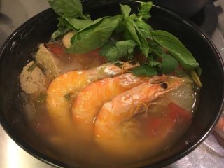 泰式酸辣虾汤面,排入虾，放上香菜叶跟罗勒叶！