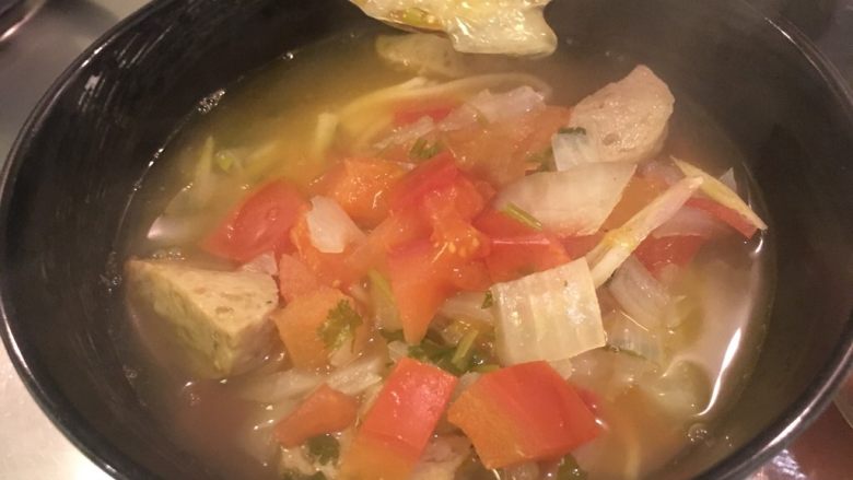 泰式酸辣虾汤面,将汤头舀入面碗