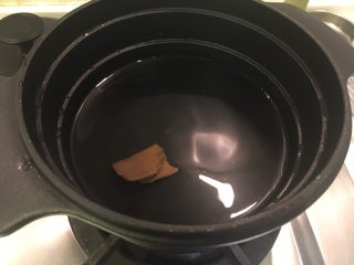 泰式酸辣虾汤面,700cc的水加入酸辣汤块煮开