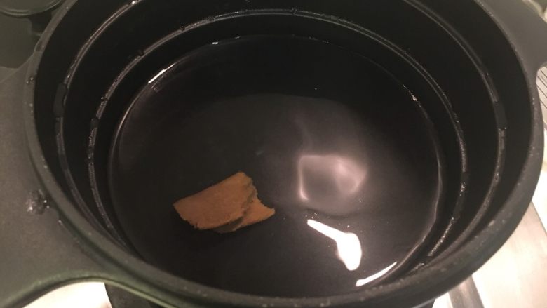 泰式酸辣虾汤面,700cc的水加入酸辣汤块煮开