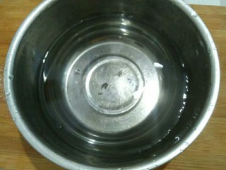 蒜香西兰花,准备半盆冷水