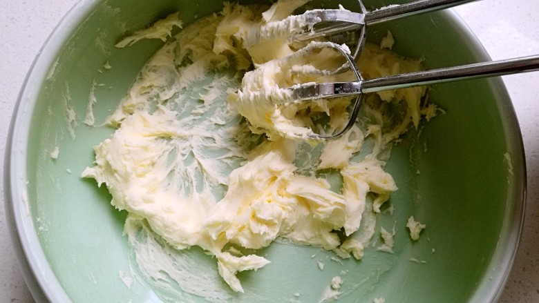 双色条纹花生饼干,用打蛋器高速打发2分钟，打发到黄油呈现蓬松细腻状态。
