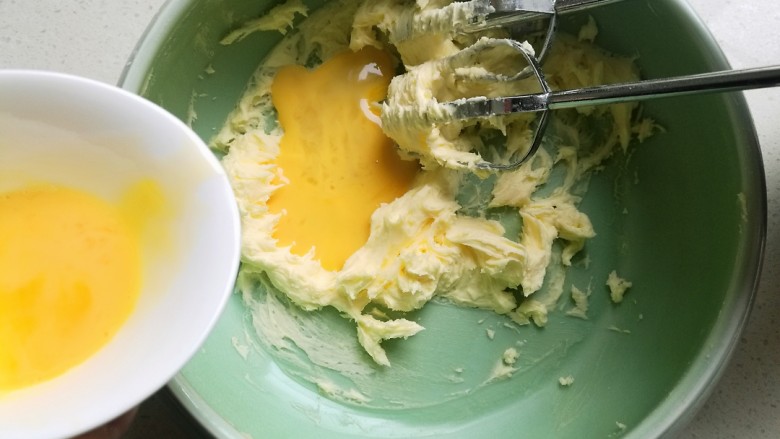 双色条纹花生饼干,在黄油里分两次加入打散的全蛋液。并用打蛋器高速搅打均匀。