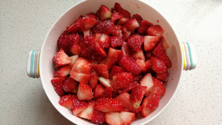无添加美味草莓酱,再用搅拌刀把白糖和草莓丁拌均匀，然后盖上保鲜膜放入冰箱冷藏五小时左右，目的是让果胶自然释出