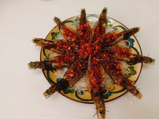 蒜蓉粉丝开屏虾,将炒好的蒜蓉汁浇在虾的开背处，多余的浇在粉丝上