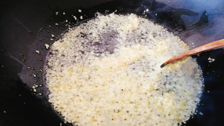 蒜蓉粉丝开屏虾,油稍稍热的时候把蒜蓉放进去炒香。如果油太热会把蒜蓉炒糊掉的，所以三四分热就可以了