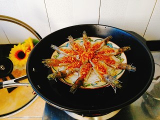 蒜蓉粉丝开屏虾,
将盘子移入锅里蒸