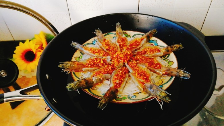 蒜蓉粉丝开屏虾,
将盘子移入锅里蒸