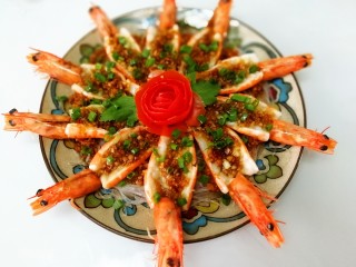 蒜蓉粉丝开屏虾,撒上葱花，锅里烧一点热油，油热后浇在葱花上就可以了