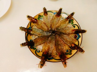蒜蓉粉丝开屏虾,开好背的虾均匀摆放在粉丝上。