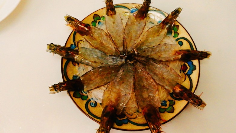 蒜蓉粉丝开屏虾,开好背的虾均匀摆放在粉丝上。