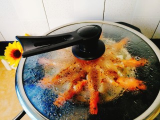 蒜蓉粉丝开屏虾,大火烧开后，蒸5分钟即可。