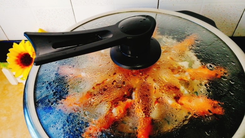 蒜蓉粉丝开屏虾,大火烧开后，蒸5分钟即可。