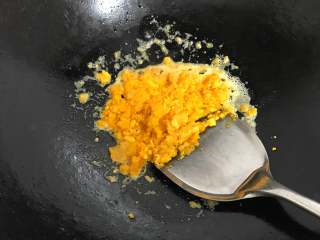 蛋黄肉松青团,锅中放适量玉米油放入蛋黄炒散起沙。