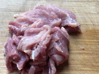 木耳香菜炒肉片,猪肉切成片。
