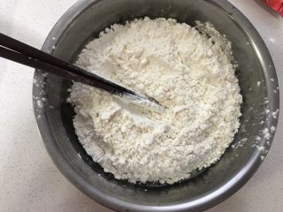 花生🥜&核桃酥,筛入面粉搅拌均匀。