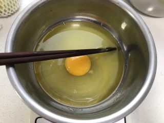 花生🥜&核桃酥,鸡蛋，油，糖放在一起搅拌均匀。