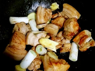 肉夹馍,姜切片，葱切段，入锅，和炒上焦糖色的肉肉一起翻炒。