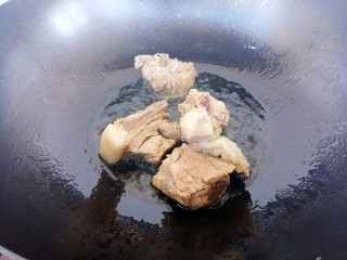 排骨烧土豆豆角,腌好后锅里热油，把排骨放进去炒