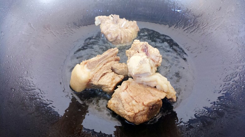 排骨烧土豆豆角,腌好后锅里热油，把排骨放进去炒