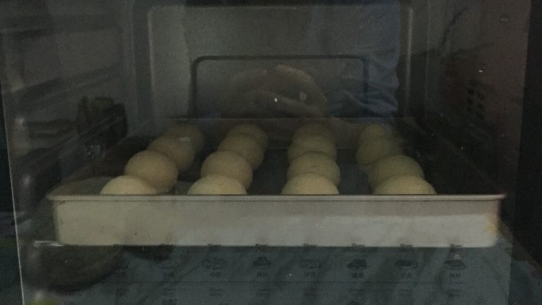 原味麻薯包,烤箱提前预热180度烤制25分钟。